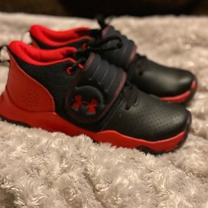 Boys Underarmour sneakers size 4, NWOB
